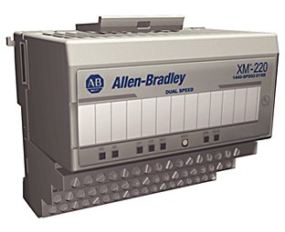 稍微朝向右側(cè)的灰色測(cè)量模塊，左上角帶有藍(lán)色 Allen-Bradley 徽標(biāo)，稍微能看到模塊頂部